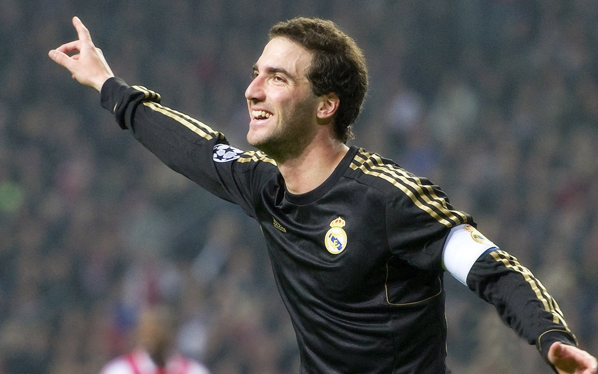 “德甲激烈角逐,冠军之争逐日明朗”,德甲冠名