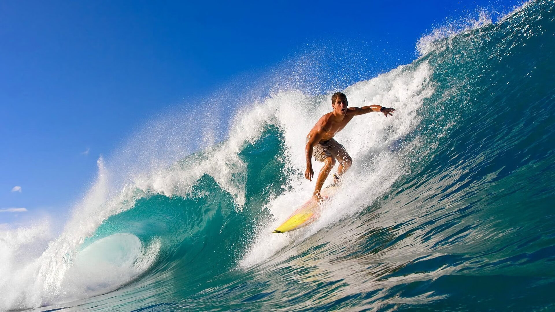 战火燃烧场上，红蓝对决引人窥探胜负离谱，红蓝色火焰