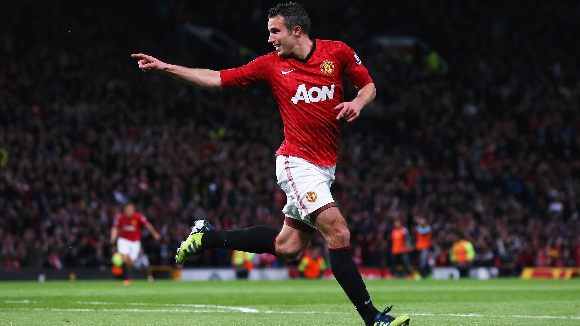 摩纳哥中后卫传中稳准，在攻防中有所贡献，摩纳哥著名后卫